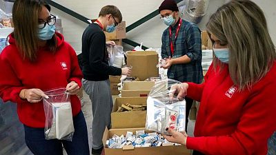 "Para que sobrevivan": Voluntarios lituanos dan comida y ropa a los migrantes que su país expulsa