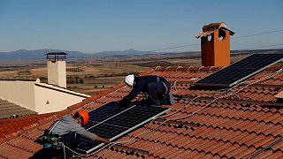 Los altos precios de la electricidad impulsan la energía solar en los tejados españoles