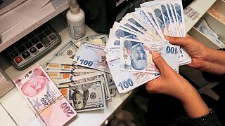 Pantallas en el bazar de Estambul muestran en directo la turbulenta caída de la lira