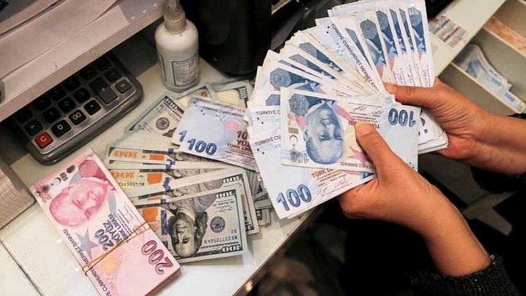 Pantallas en el bazar de Estambul muestran en directo la turbulenta caída de la lira