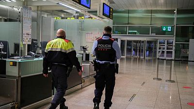 عشرات الفلسطينيين يطلبون اللجوء لإسبانيا بعد هبوط طائرتهم في برشلونة