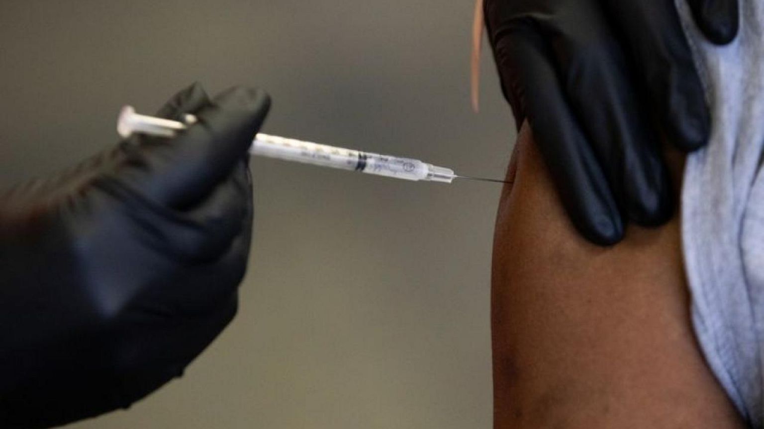La FDA autoriza la vacuna de COVID-19 de refuerzo de Pfizer para adultos en EEUU