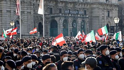 الآلاف يحتجون في فيينا على قيود كورونا قبل إغلاق عام