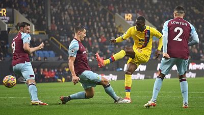 Soccer-Palace extend unbeaten run in six-goal thriller at Burnley