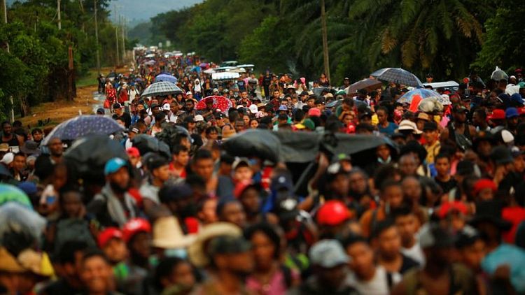فنزويليون مكروبون يعلقون الآمال على قافلة مهاجرين بالمكسيك
