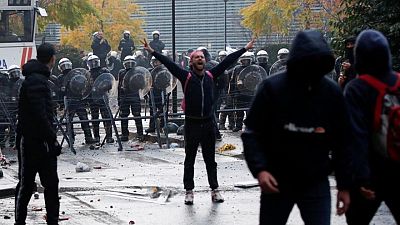 Manifestantes se enfrentan a la policía en Bruselas en protestas contra restricciones por coronavirus