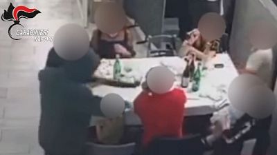 In video virale "colpo" in pizzeria armi puntate contro bimbi