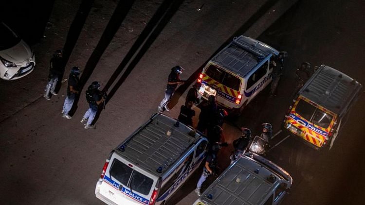إطلاق نار على الشرطة في مارتينيك الفرنسية بالكاريبي واستمرار التوتر في جوادلوب