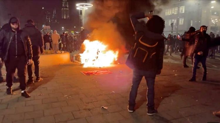 رئيس وزراء هولندا يهاجم "البلهاء" بعد ثالث ليلة عنف‭ ‬ في البلاد