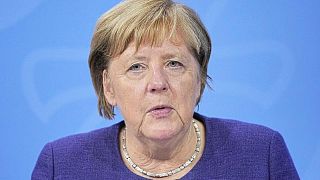 Merkel insta a endurecer medidas para combatir la cuarta ola de COVID-19 en Alemania