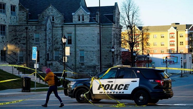 مقتل ‭5‬ وإصابة عشرات في اقتحام سيارة عرضا لعيد الميلاد في ويسكونسن