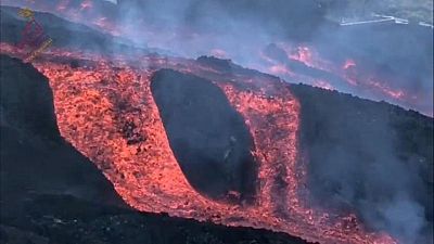 Confinadas tres localidades costeras de La Palma por la caída de lava al océano