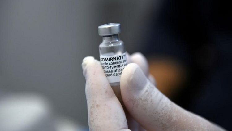 Vacuna contra COVID-19 de Pfizer protege parcialmente contra ómicron: Bloomberg News