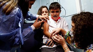 إسرائيل تبدأ في تطعيم الأطفال في سن 5-11 عاما مع ارتفاع إصابات كورونا