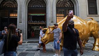 Real brasileño frena su racha bajista, pero la incertidumbre detiene el avance