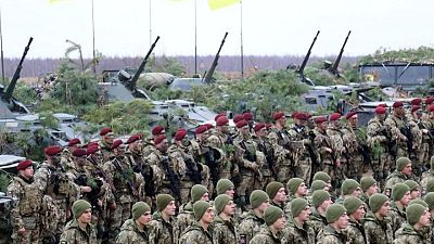 Ukraine airborne troops hold drill amid growing border tensions