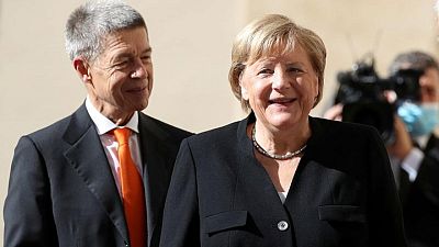 El marido de Merkel achaca la baja tasa de vacunación a la pereza de los alemanes
