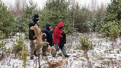 احتجاز مهاجر سوري وشقيقته دخلا بولندا من روسيا البيضاء بينما تتساقط الثلوج