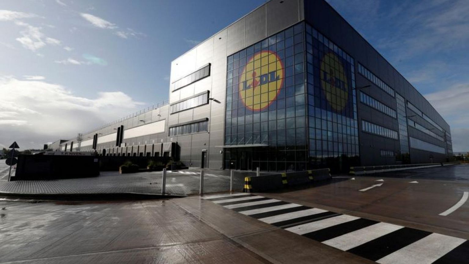Germany's Lidl looks long-term in Britain as raises store target