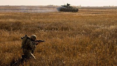 روسيا وأوكرانيا ترفعان حالة التأهب العسكري بإجراء تدريبات قتالية
