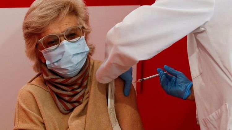 Europa reconsidera política de vacunación de refuerzo mientras casos de COVID tocan récord