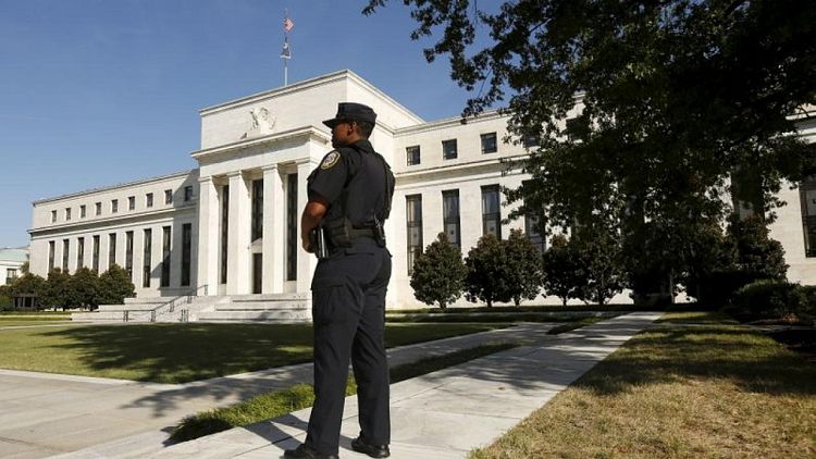 Varios miembros de Fed ven posible necesidad de acelerar la reducción compra bonos y el alza de tasas