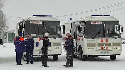 Al menos 11 muertos y decenas de atrapados en un accidente en una mina en Rusia