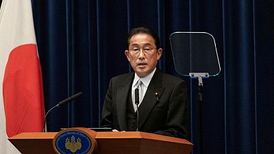 رئيس وزراء اليابان يحث الشركات‭ ‬على رفع الأجور 3% أو أكثر