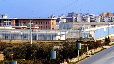 In servizio nel carcere di Trani, più colloqui in cambio regali