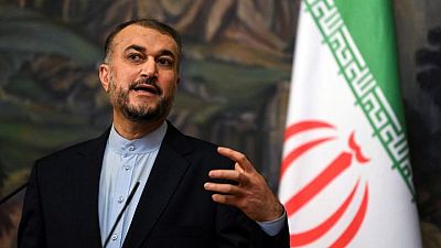 وزير خارجية إيران يطلب رفع العقوبات قبل أيام من محادثات فيينا