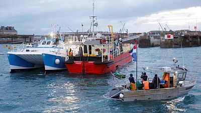 Pescadores franceses bloquean el puerto de Calais por el conflicto de las licencias de pesca