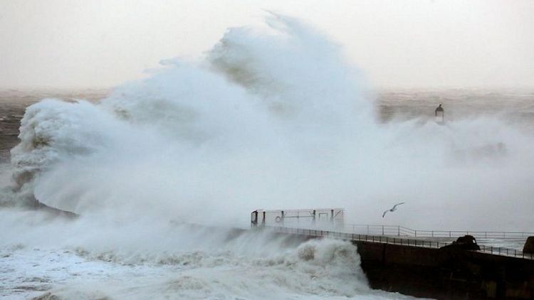 العاصفة أروين تقتل 2 وتقطع الكهرباء عن عشرات الآلاف في بريطانيا