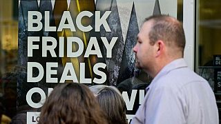 Compras online bajan ligeramente por "Black Friday" en EEUU, algunos vuelven a las tiendas