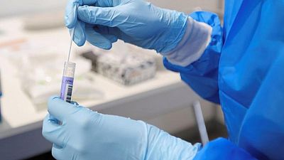 FDA apunta a una revisión rápida de las vacunas y fármacos contra ómicron: WSJ