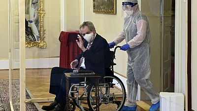 رئيس التشيك يعين رئيسا للوزراء في مراسم من خلف غرفة زجاجية
