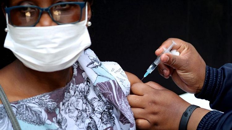 Las vacunas probablemente protegen contra la variante ómicron, según experto sudafricano