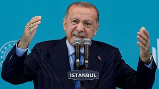 أردوغان يقول إنه لن يتراجع أبدا عن خفض أسعار الفائدة