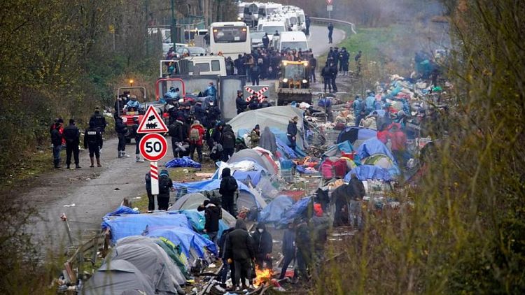La policía francesa desaloja a los inmigrantes de un campamento junto al Canal de la Mancha