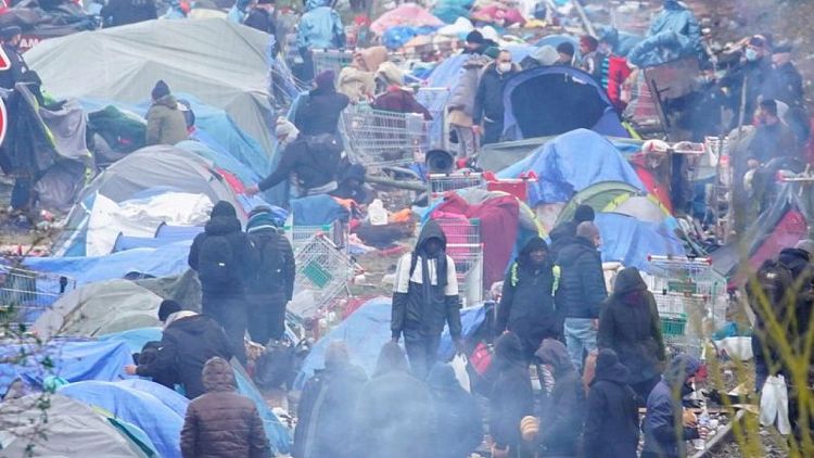 الشرطة الفرنسية تطرد مهاجرين من مخيم على ساحل القنال