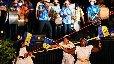 Barbados renuncia a la reina de Inglaterra para convertirse en una república Barbados renuncia a la reina de Inglaterra para convertirse en una república