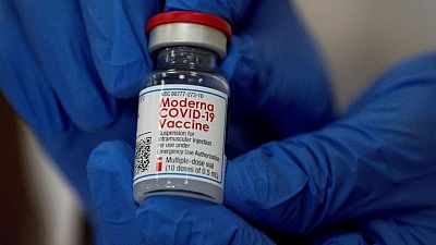 Moderna dice que vacunas del COVID son más débiles contra ómicron; mercados se tambalean