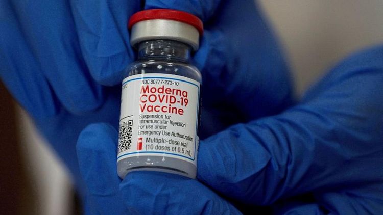 Moderna dice que vacunas del COVID son más débiles contra ómicron; mercados se tambalean