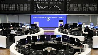 تعليقات باول ومخاوف أوميكرون تدفع الأسهم الأوروبية للهبوط