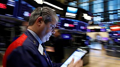 الأسهم الأمريكية تغلق منخفضة بعد إشارات إلى تشديد السياسة النقدية فاقمت مخاوف الفيروس