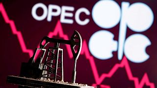 Precios del crudo suben ante disposición OPEP+ de intervenir si aumenta superávit