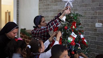 أجواء فرحة بعيد الميلاد في مدرسة كاثوليكية في غزة بينما تتواصل جهود الترميم