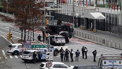 مسلح يحمل بندقية خارج مقر الأمم المتحدة في نيويورك يستسلم للشرطة
