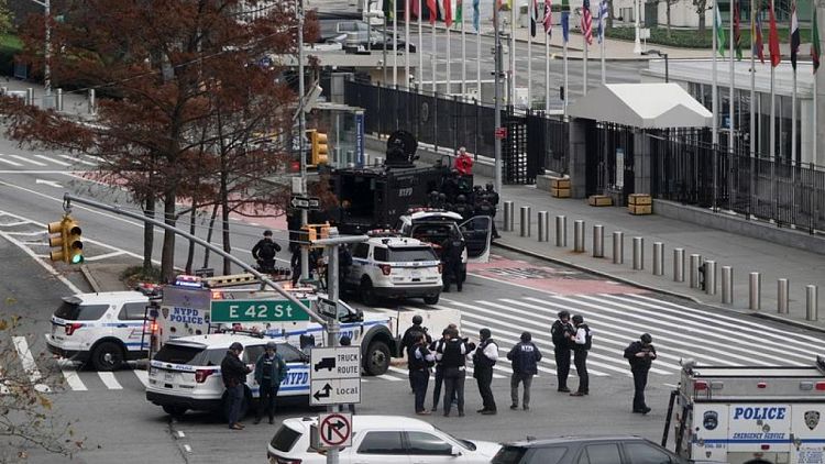 مسلح يحمل بندقية خارج مقر الأمم المتحدة في نيويورك يستسلم للشرطة