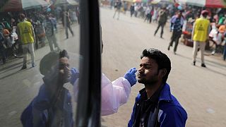 الهند تسجل 9216 إصابة جديدة بكورونا غداة رصد أول حالتين بأوميكرون