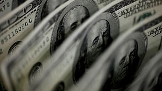 الدولار يتمسك بمكاسبه بعد تقرير عن الوظائف بالولايات المتحدة